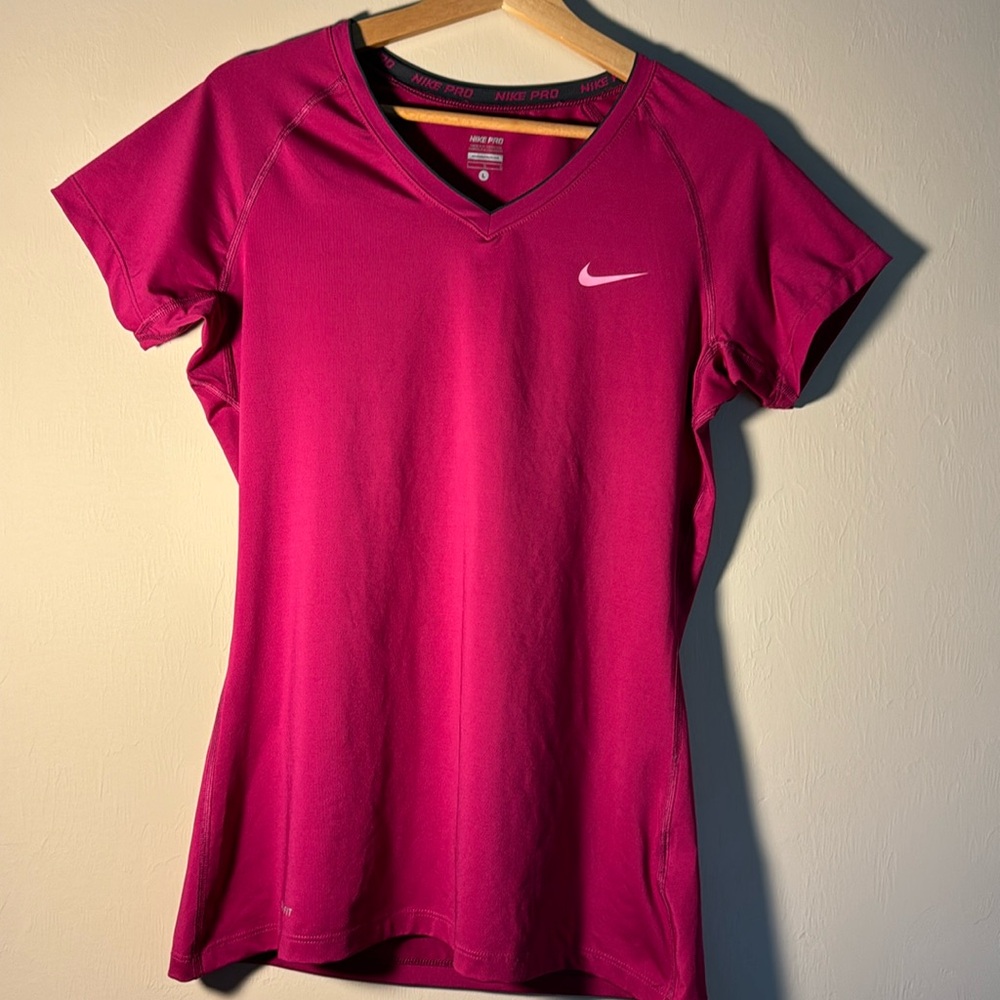 Nike Women’s Nike Pro DRI-FIT V-Neck Pink Short Sleeve Size Large